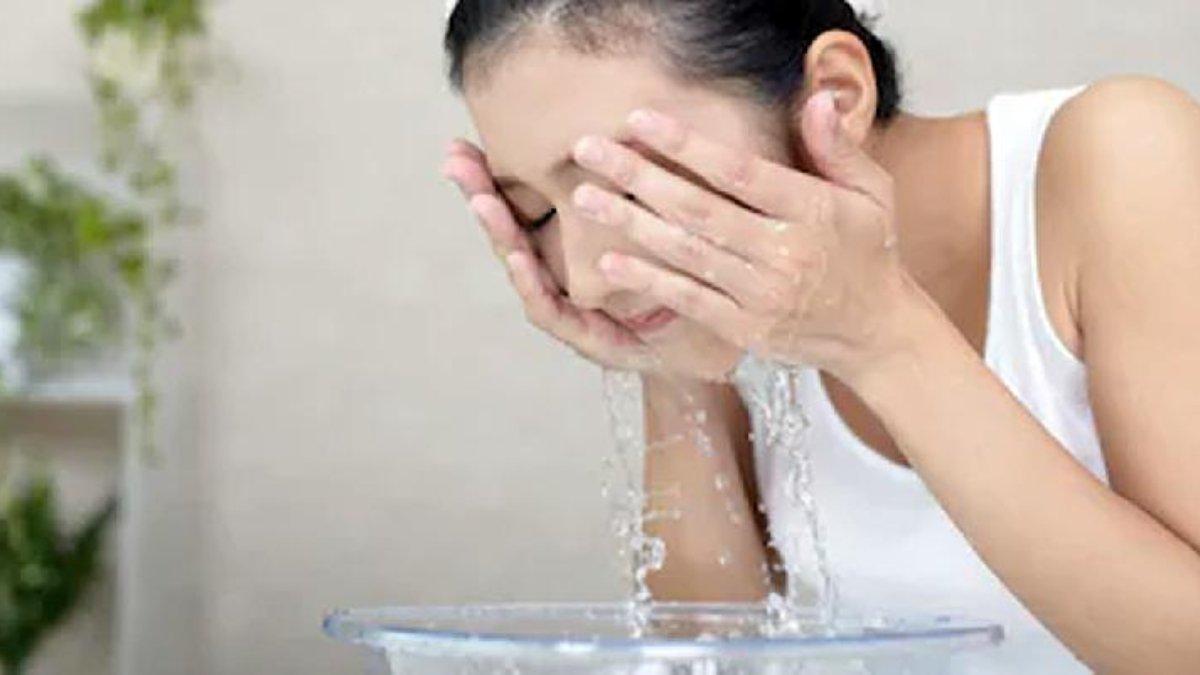 Ilustrasi membilas wajah menggunakan air hangat.