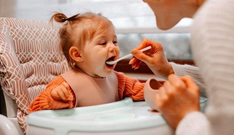 Ilustrasi membuat suasana makan bayi menyenangkan