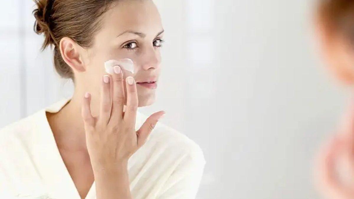 Ilustrasi memijat kulit wajah saat menggunakan milk cleanser.