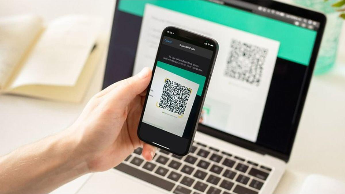Ilustrasi memindai kode QR untuk login WhatsApp Web