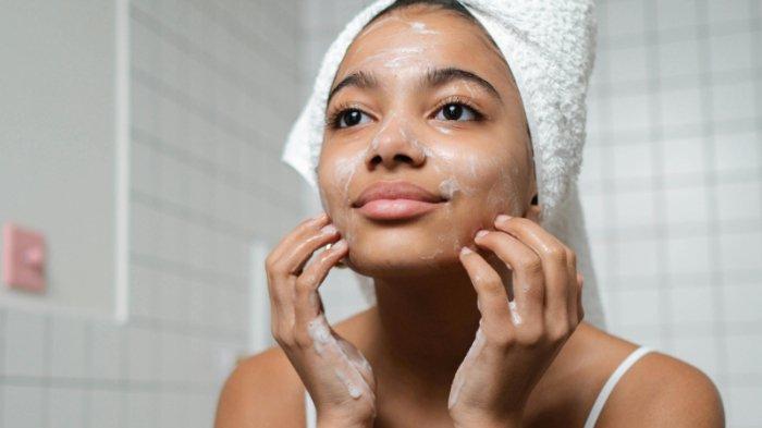 Ilustrasi mencuci wajah memakai face wash.