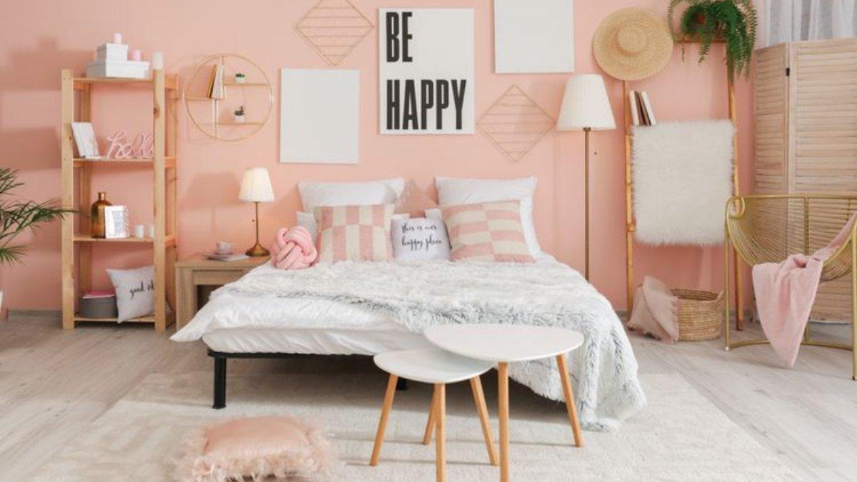 Ilustrasi mendekorasi rumah dengan furnitur yang estetik.