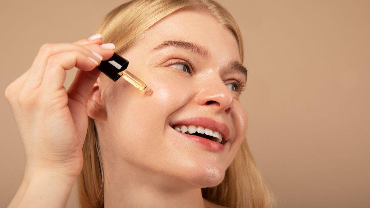 Ilustrasi wanita yang sedang menggunakan serum dengan kandungan retinol, cocok digunakan untuk usia 40-an.