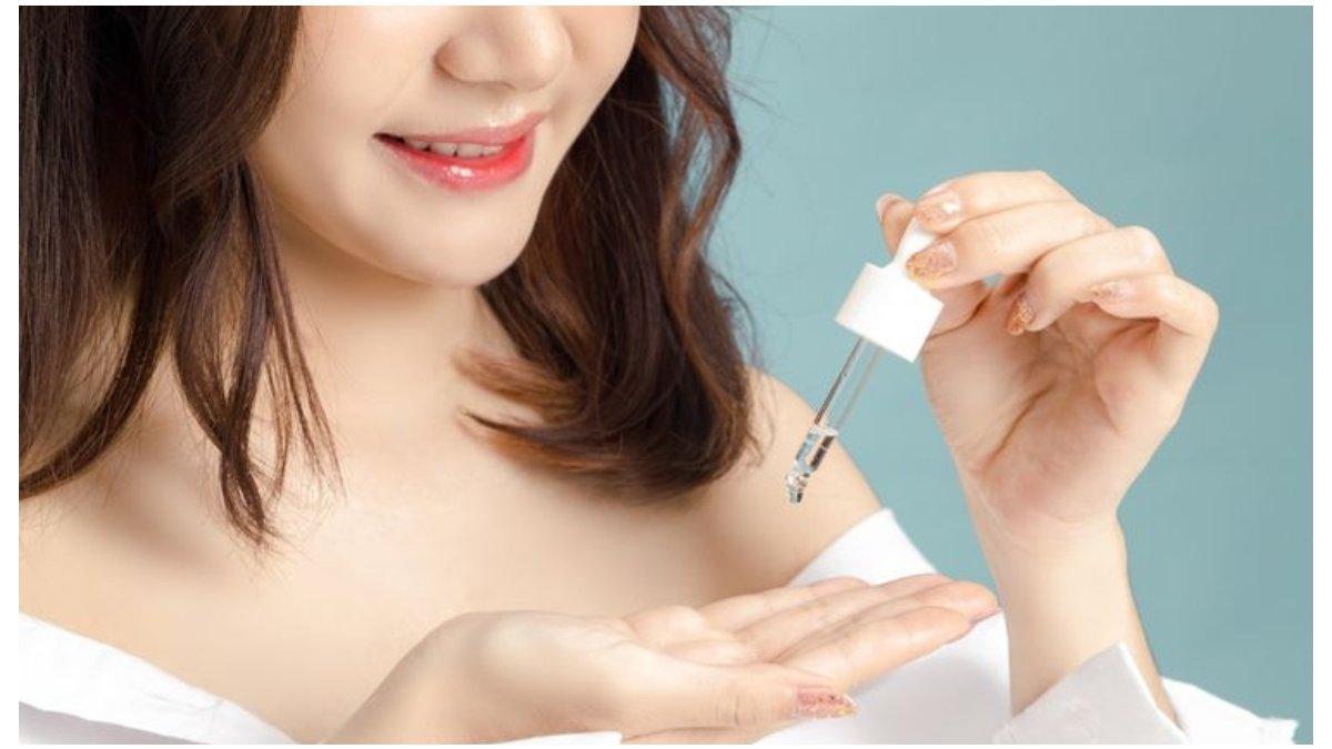 Ilustrasi mengaplikasikan serum vitamin C
