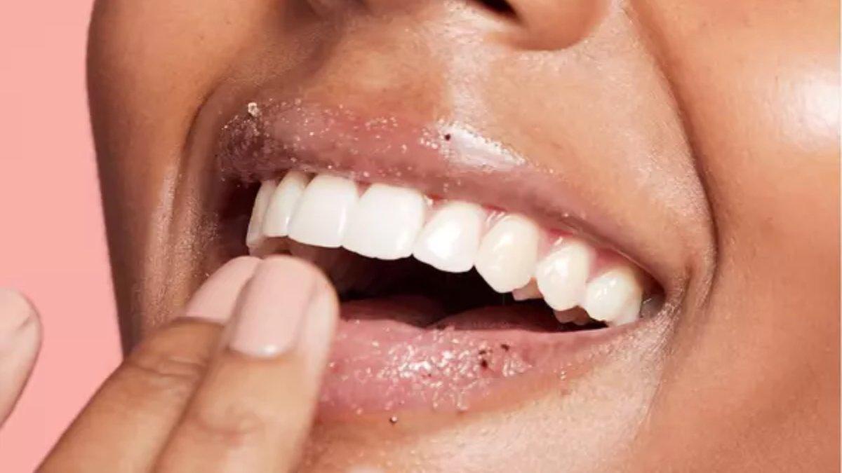 Ilustrasi mengeksfoliasi bibir sebelum menggunakan lip balm