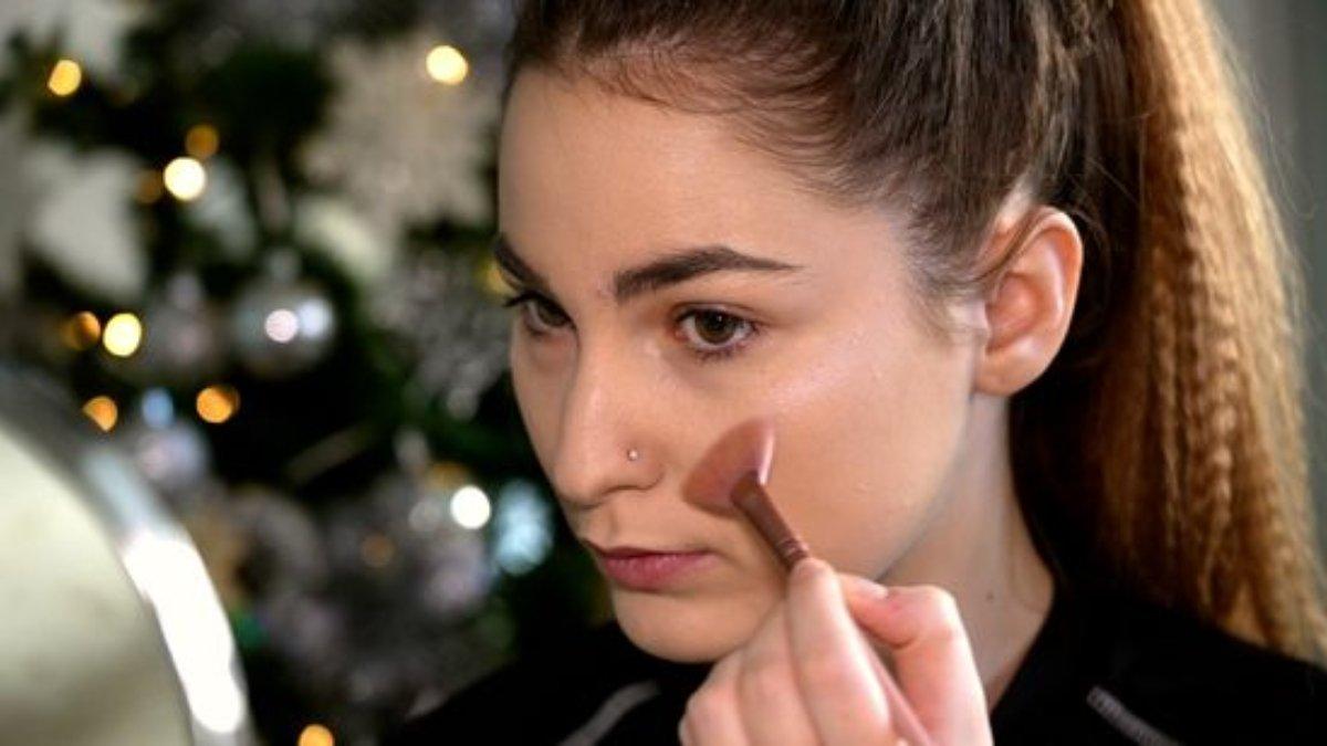 Ilustrasi menggunakan highlighter di tulang pipi