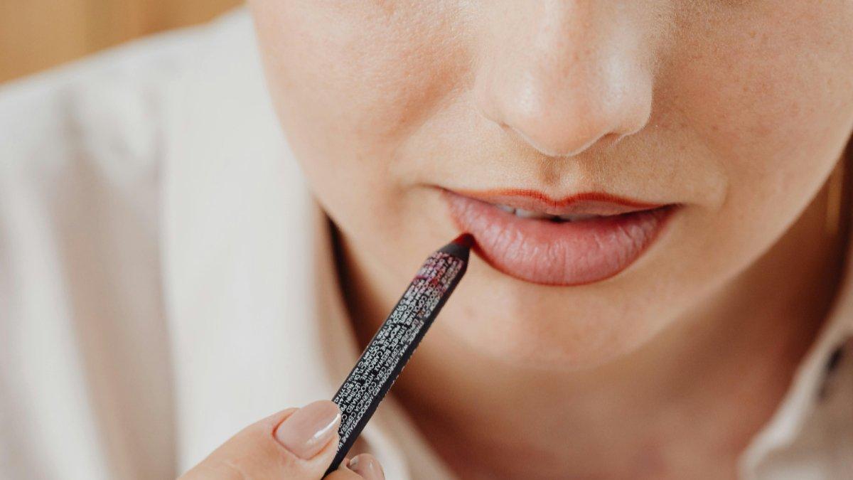 Kontur garis bibir menggunakan lip liner kemudian ratakan untuk memberikan efek smudgy