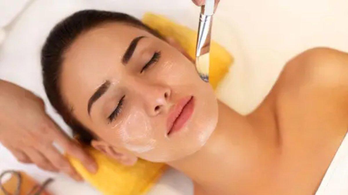 Ilustrasi menggunakan masker madu