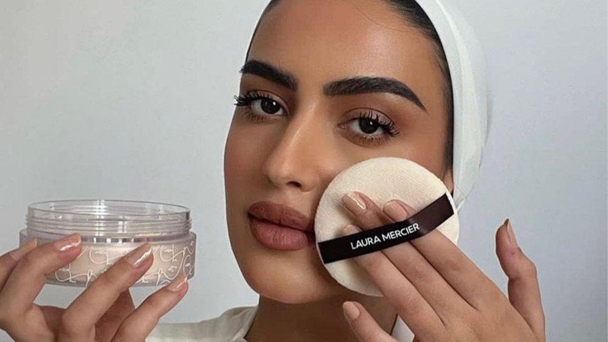 Ilustrasi menggunakan puff makeup.