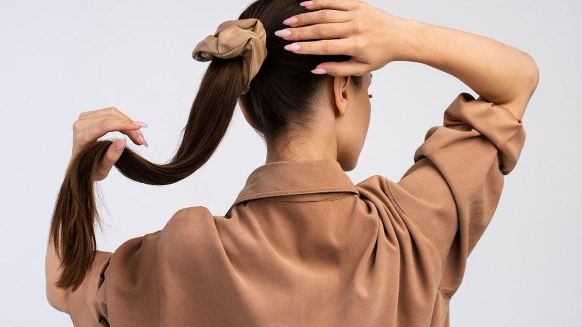 Ilustrasi mengikat rambut sebelum pakai hijab.