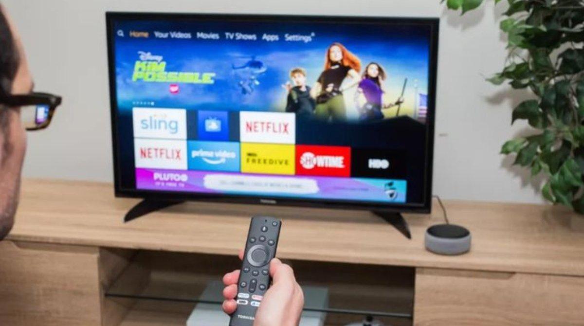 Ilustrasi seorang pria sedang menyalakan Smart TV