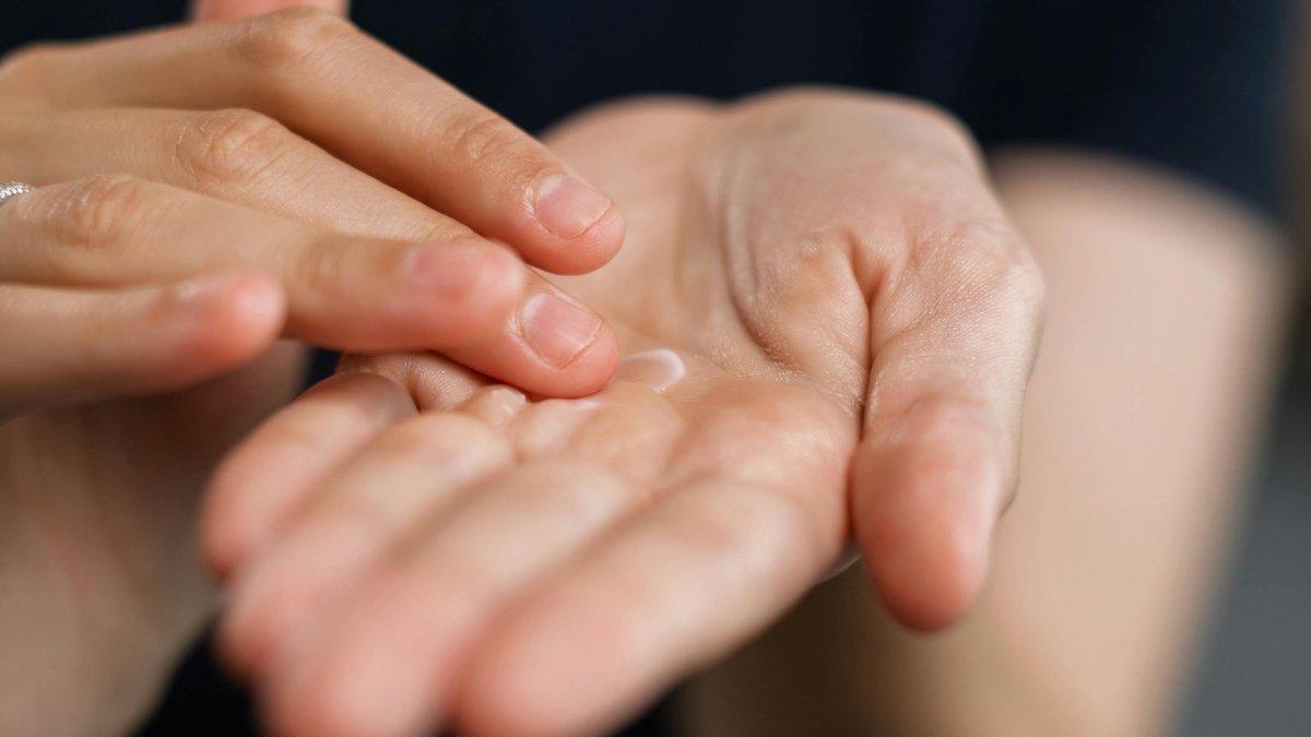 Ilustrasi menuang cleansing oil ke telapak tangan.