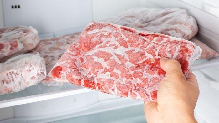 Ilustrasi menyimpan daging Kurban dengan wadah kedap udara.