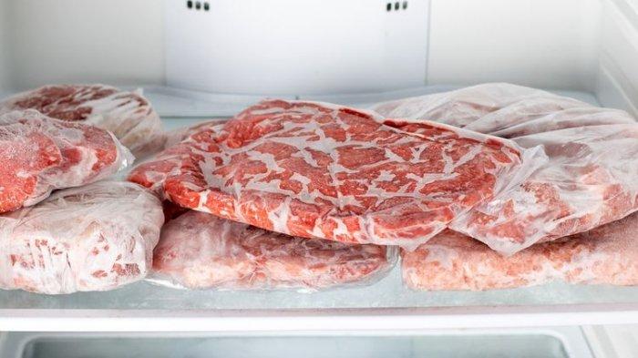 Ilustrasi menyimpan daging Kurban di dalam freezer untuk menjaga kualitasnya.