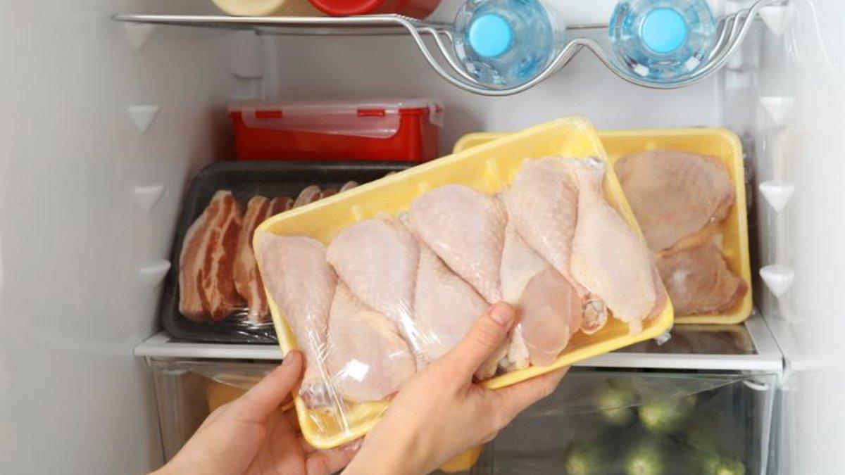 Ilustrasi menyimpan daging ayam di dalam kulkas.