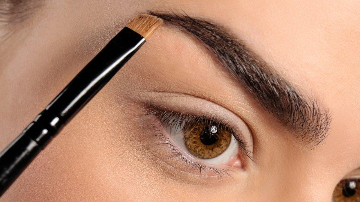 Ilustrasi merapikan alis menggunakan concealer.