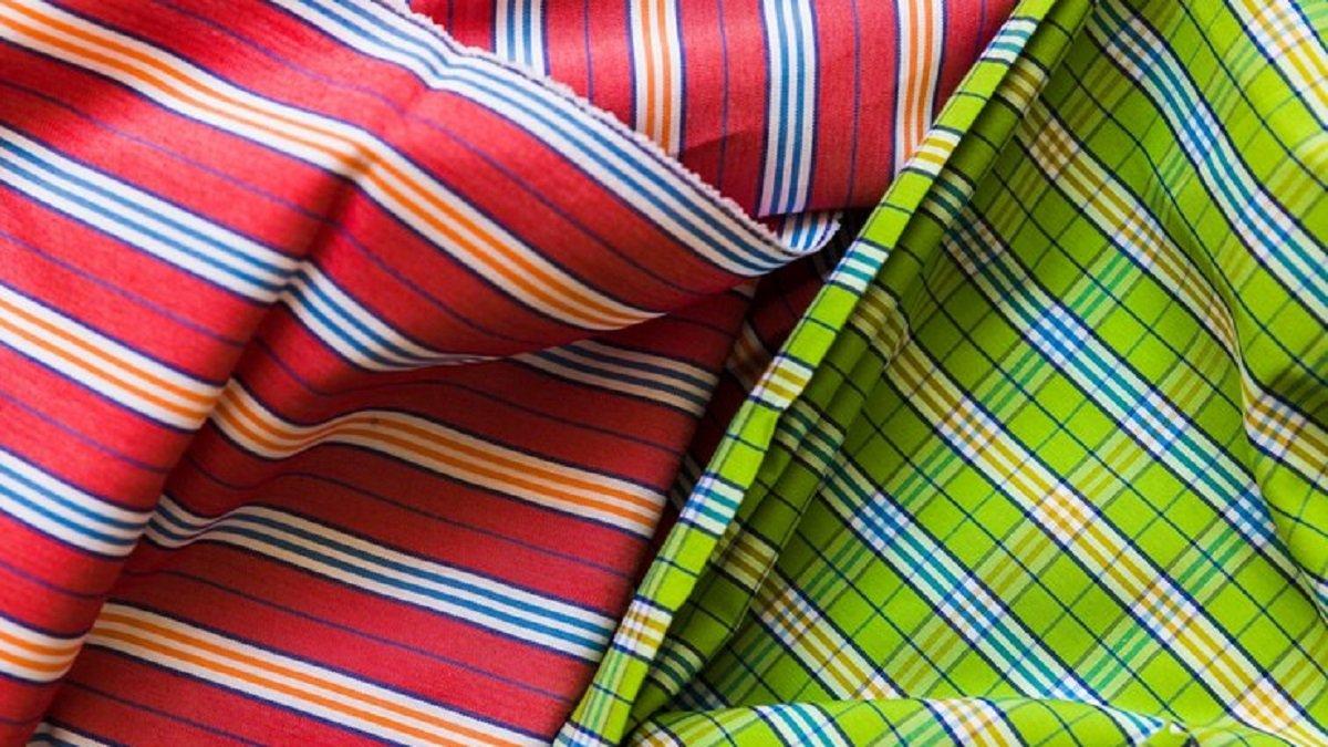 Ilustrasi motif dan warna sarung yang beragam.