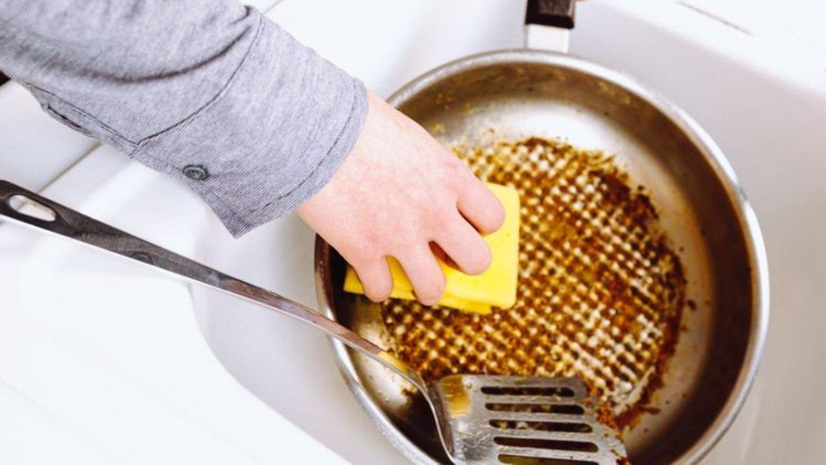 Ilustrasi noda lemak pada alat masak yang susah dibersihkan.