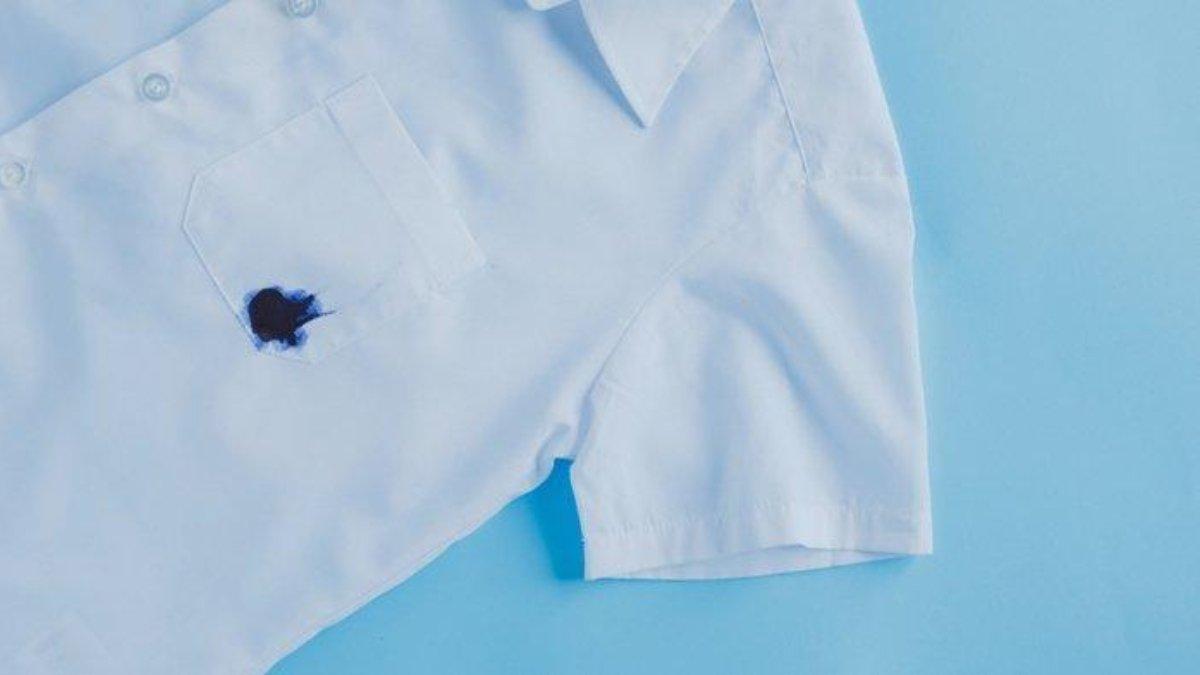 Ilustrasi noda spidol yang menempel pada baju putih.