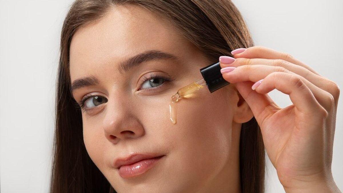 Ilustrasi pakai serum yang mengandung retinol