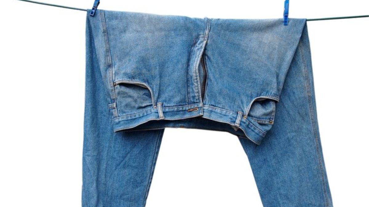 Ilustrasi pakaian berbahan jeans yang harus dirawat secara tepat.