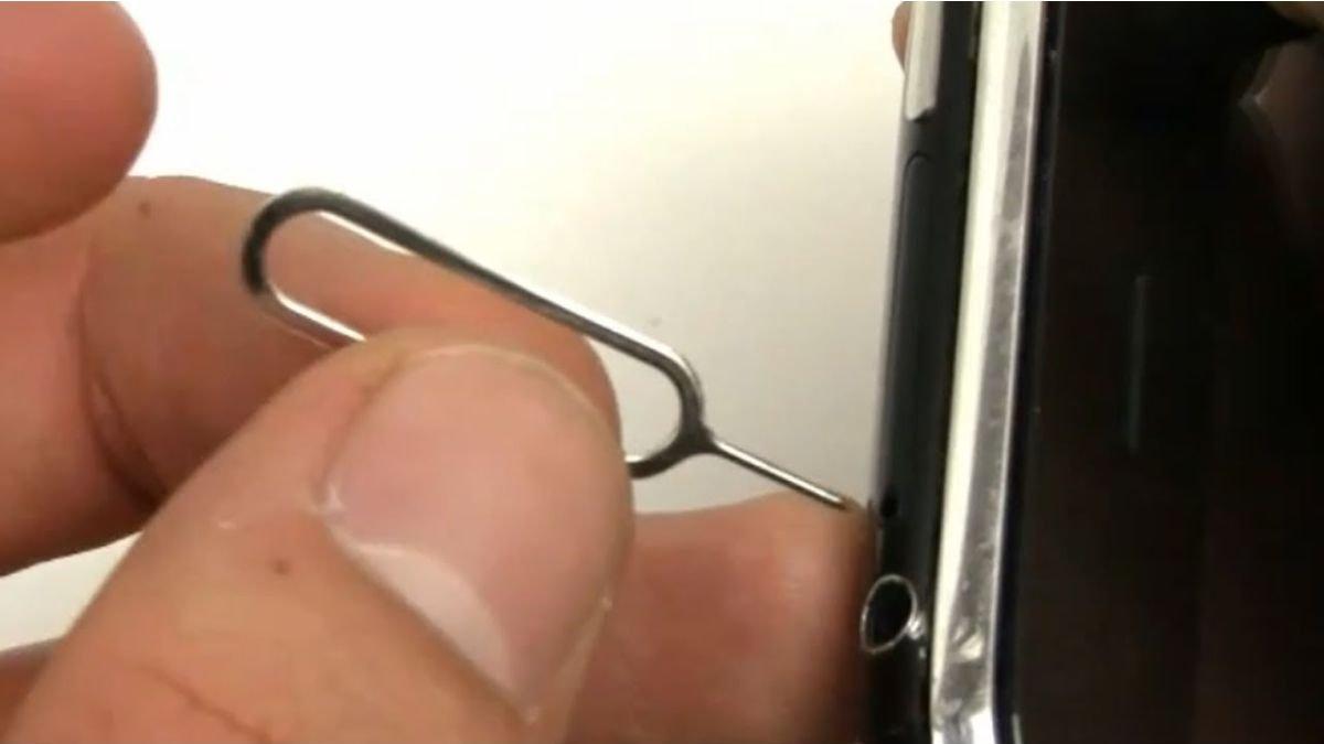 Ilustrasi pemakaian SIM ejector