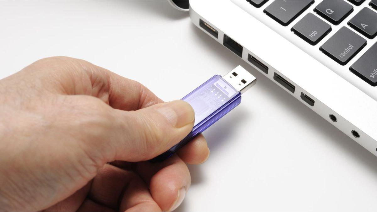 Ilustrasi mencabut flashdisk dari laptop