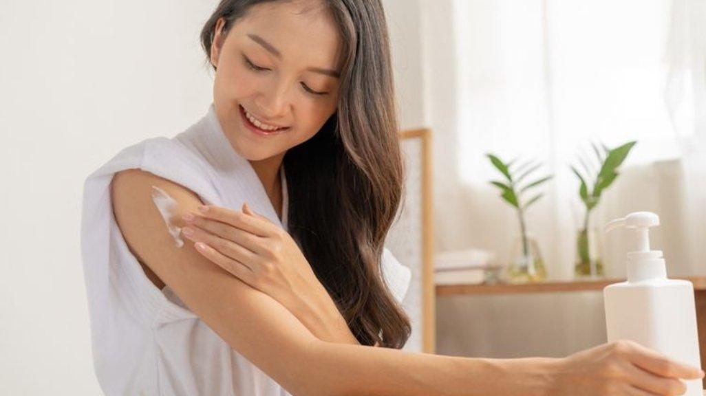 Pastikan kamu mengaplikasikan body serum sebelum body lotion untuk hasil maksimal (kompas.com)