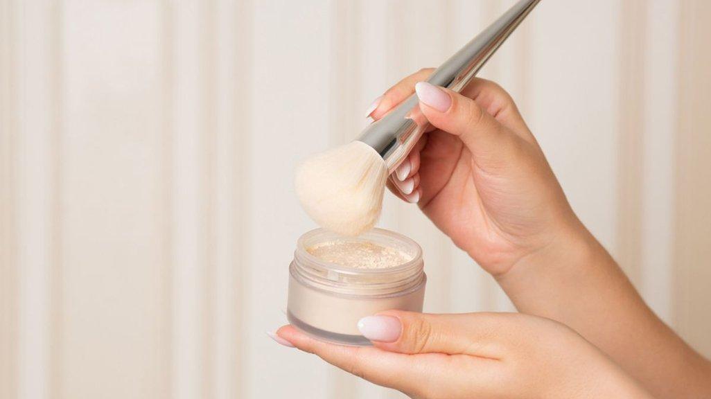 Ilustrasi pengaplikasian loose powder menggunakan brush