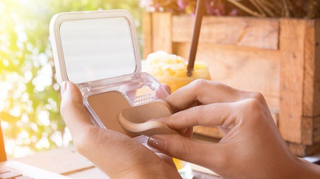 Ilustrasi pengaplikasikan compact powder