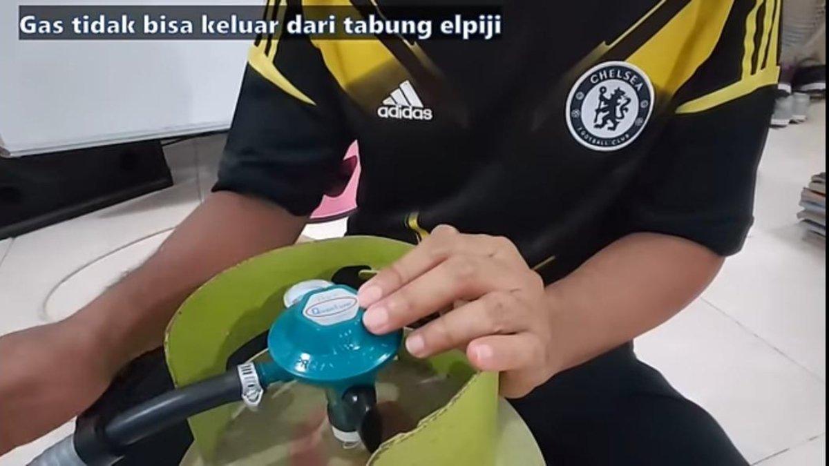 Ilustrasi penggantian tabung gas namun tidak bisa mengeluarkan gas dari dalamnya, sehingga kompor tidak nyala