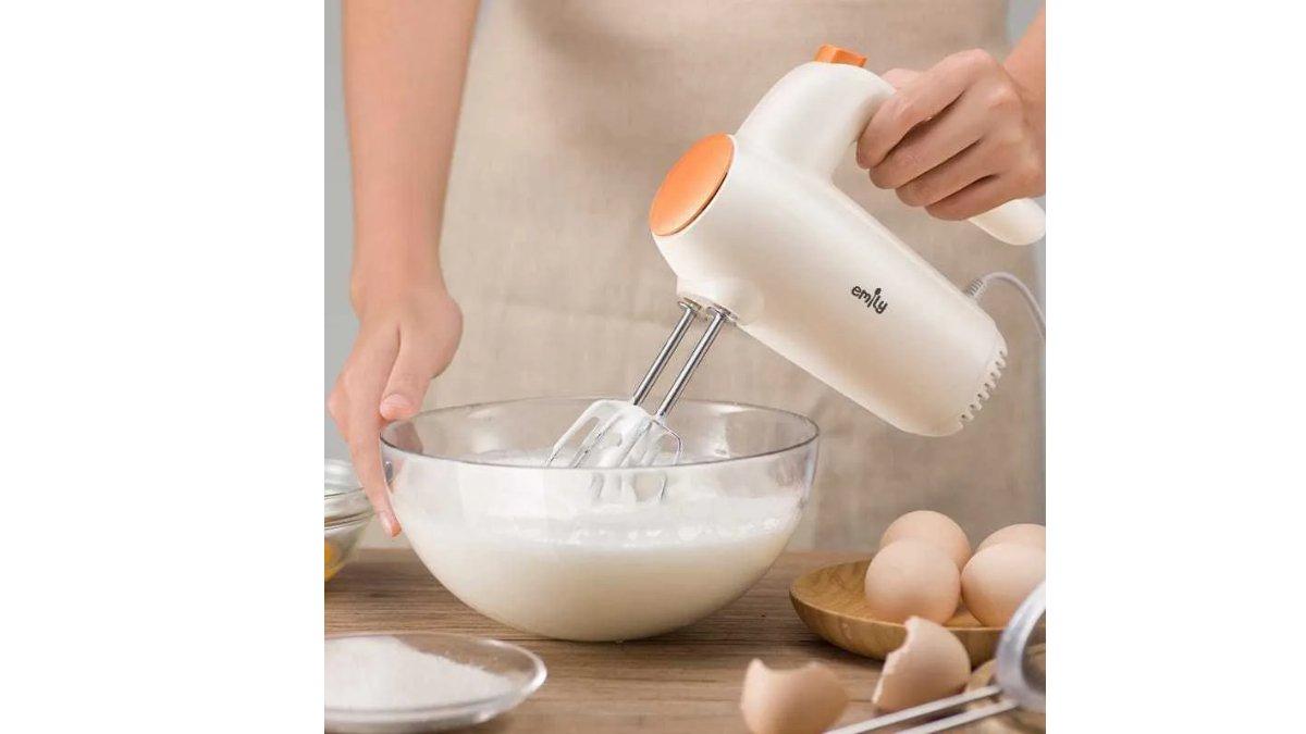 Ilustrasi penggunaan EMILY Hand Mixer untuk mengaduk beragam bahan.