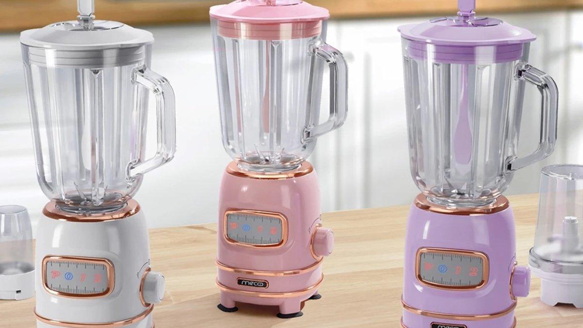 Ilustrasi penggunaan Mecoo Most Aesthetic 4in1 Ice Crusher Blender dengan tampilan menawan
