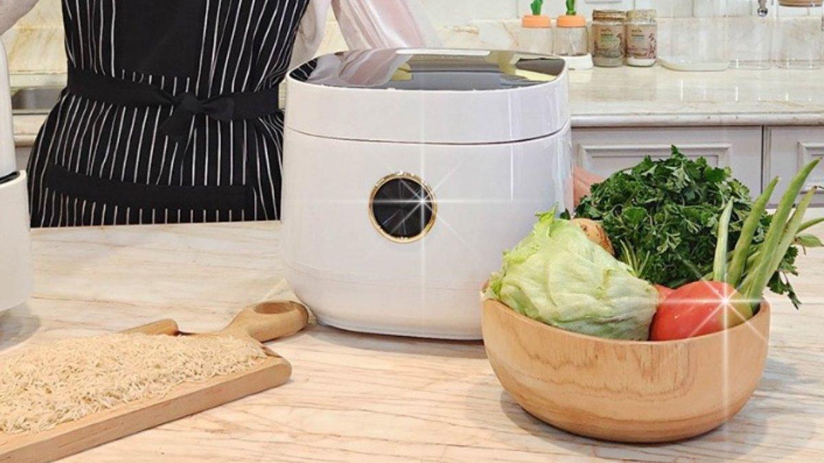 Ilustrasi penggunaan RAVELLE Rice Cooker Digital Low Carbo 3L denga beragam fitur canggih.