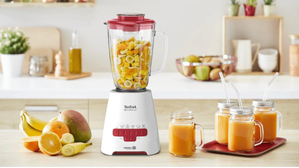 Ilustrasi penggunaan Tefal Blendforce Piano BL487 yang mampu menghaluskan es batu.