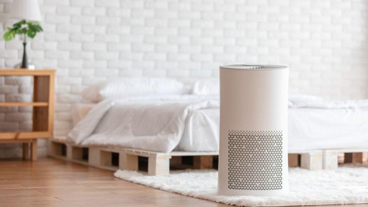 Ilustrasi penggunaan air purifier untuk membantu menjernihkan udara ruangan.