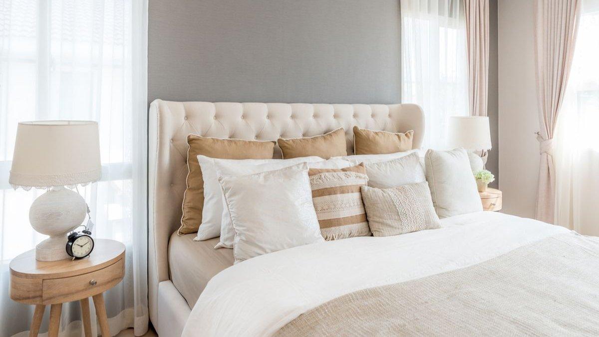 Hindari meletakkan kasur dekat jendela.