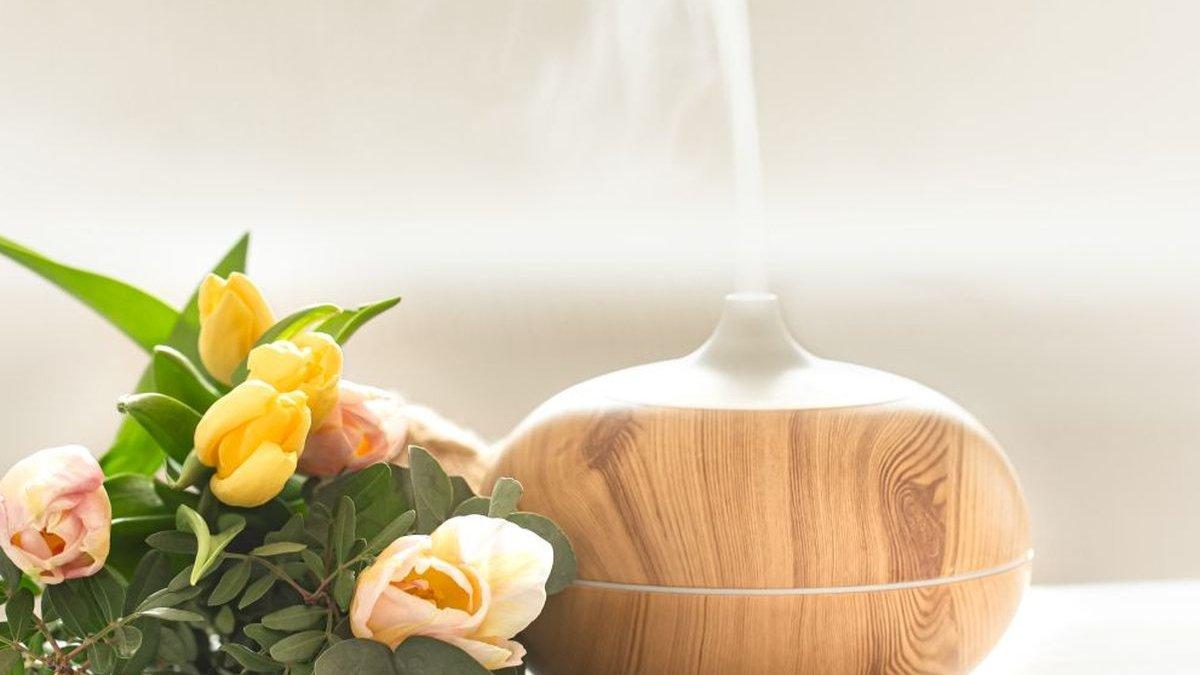 Ilustrasi penggunaan diffuser untuk menghadirkan kenyamanan ruangan.
