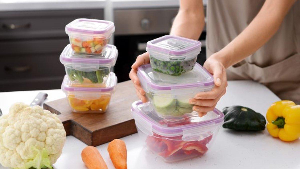 Ilustrasi penggunaan food container untuk menyimpan aneka bahan makanan.