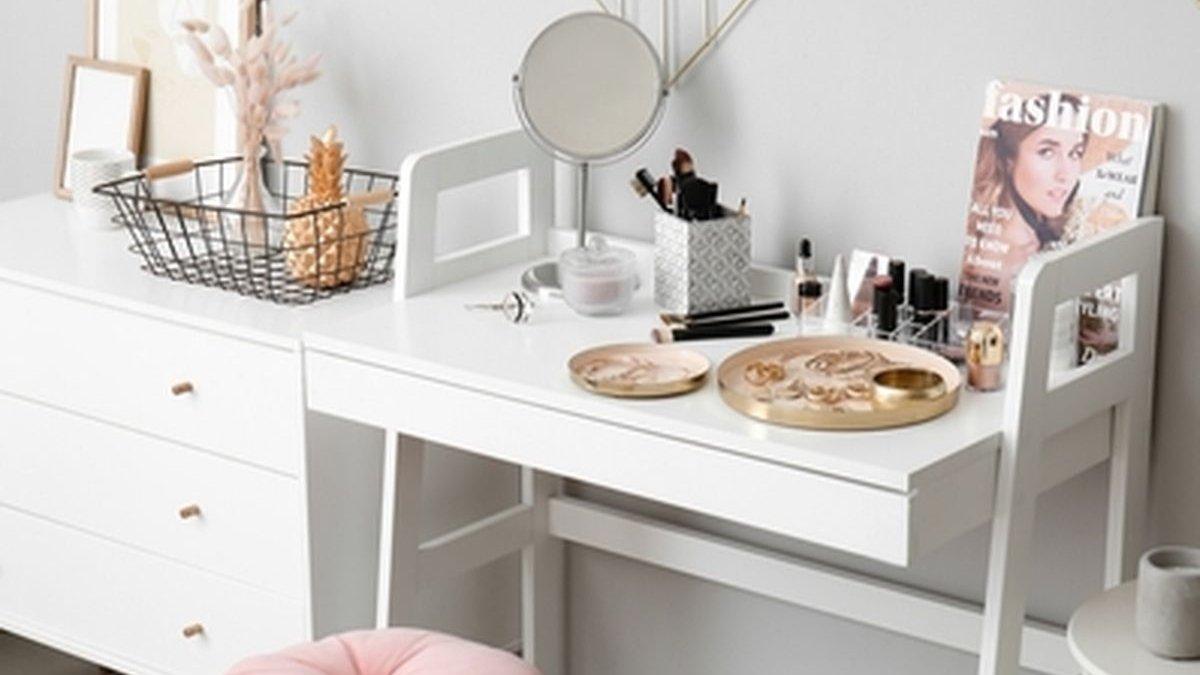 Ilustrasi penggunaan meja rias estetik dan minimalis.