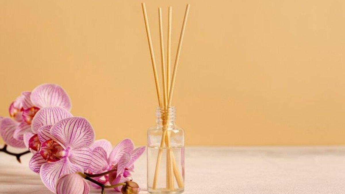 Ilustrasi penggunaan reed diffuser untuk mengharumkan udara ruangan.
