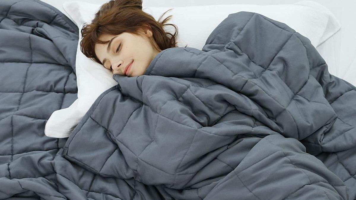 Ilustrasi penggunaan selimut yang nyaman untuk tidur malam.