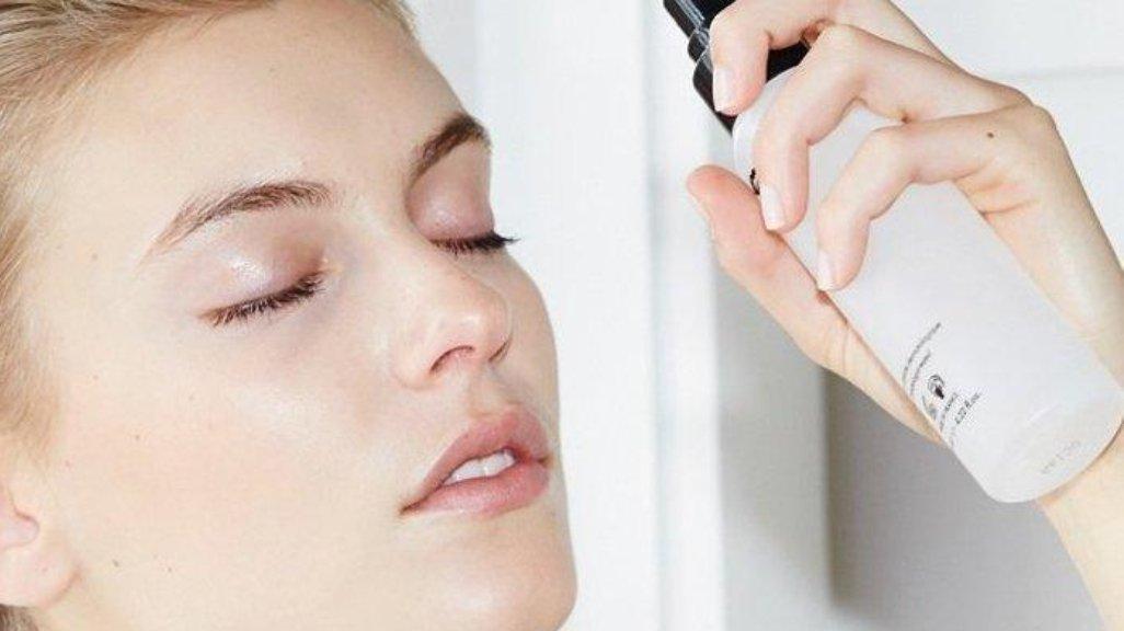 Ilustrasi penggunaan setting spray pada wajah