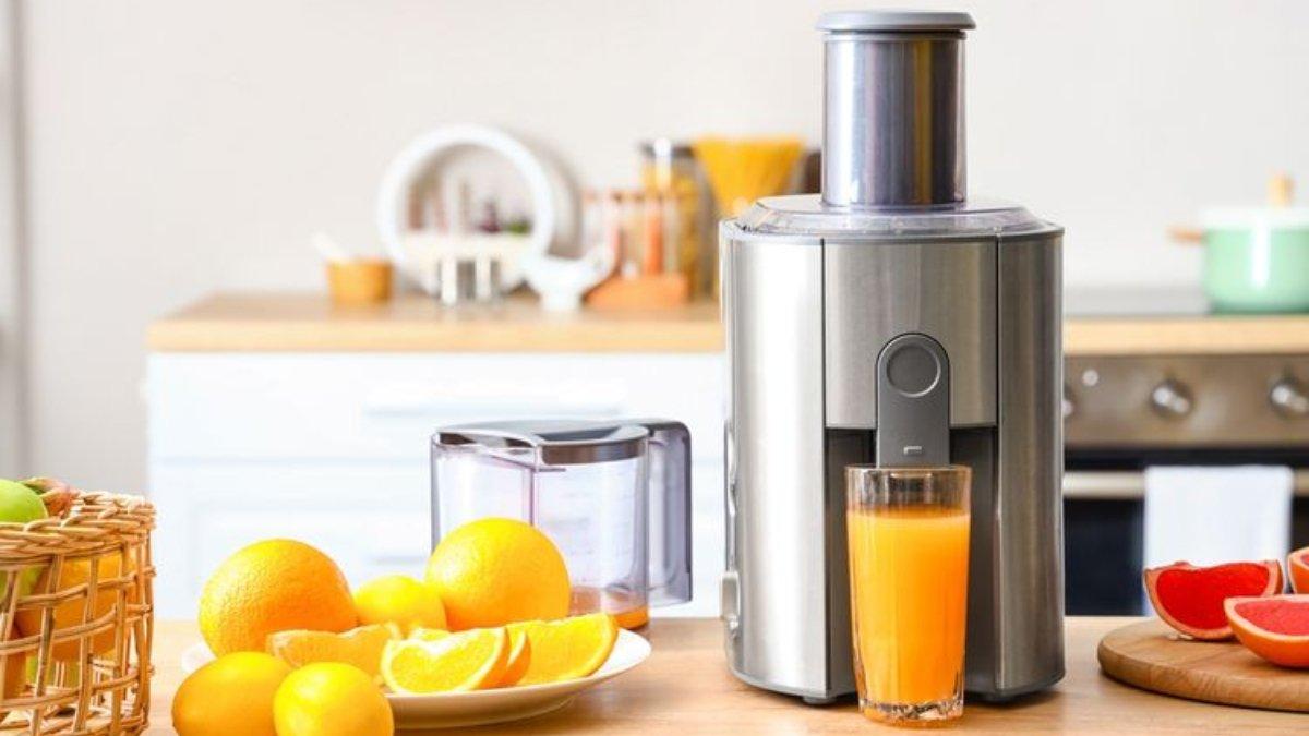 Ilustrasi penggunaan slow juicer untuk memeras sari buah secara praktis dan lebih andal tanpa merusak nutrisi.