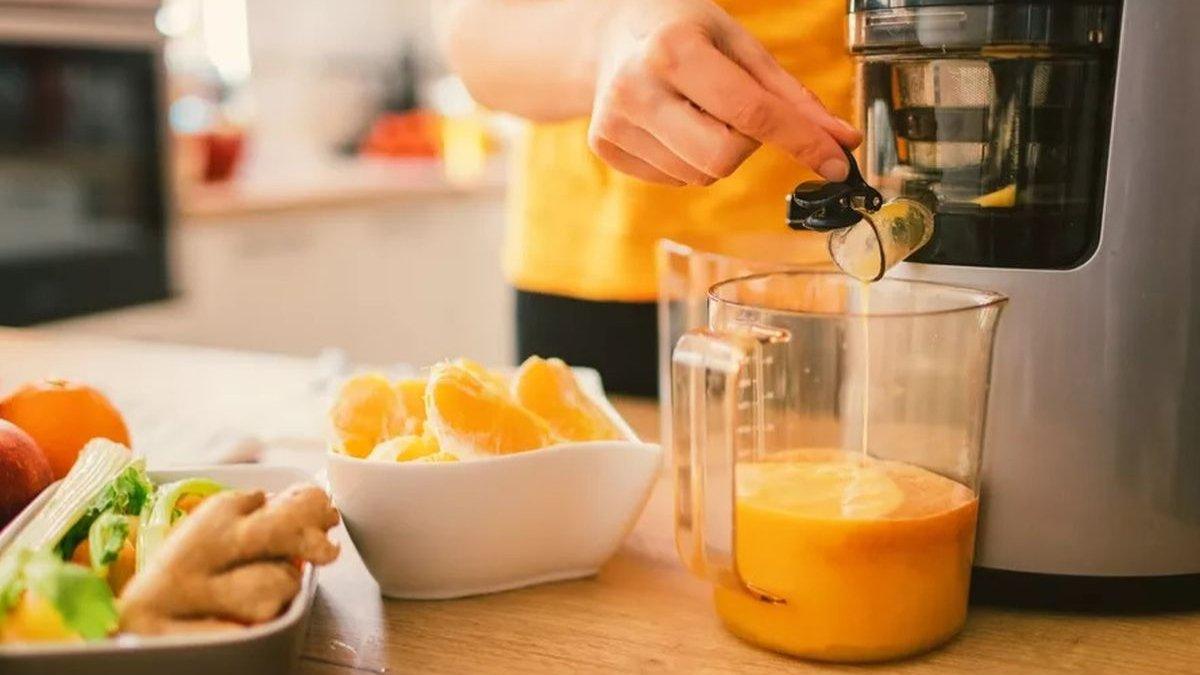 Ilustrasi penggunaan slow juicer yang mampu menjaga nutrisi buah dan sayur lebih baik
