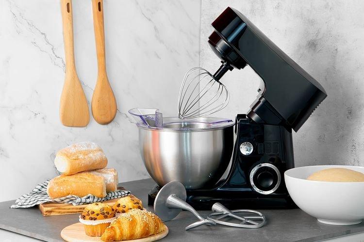 Ilustrasi penggunaan stand mixer untuk mengaduk bahan sampai kalis.