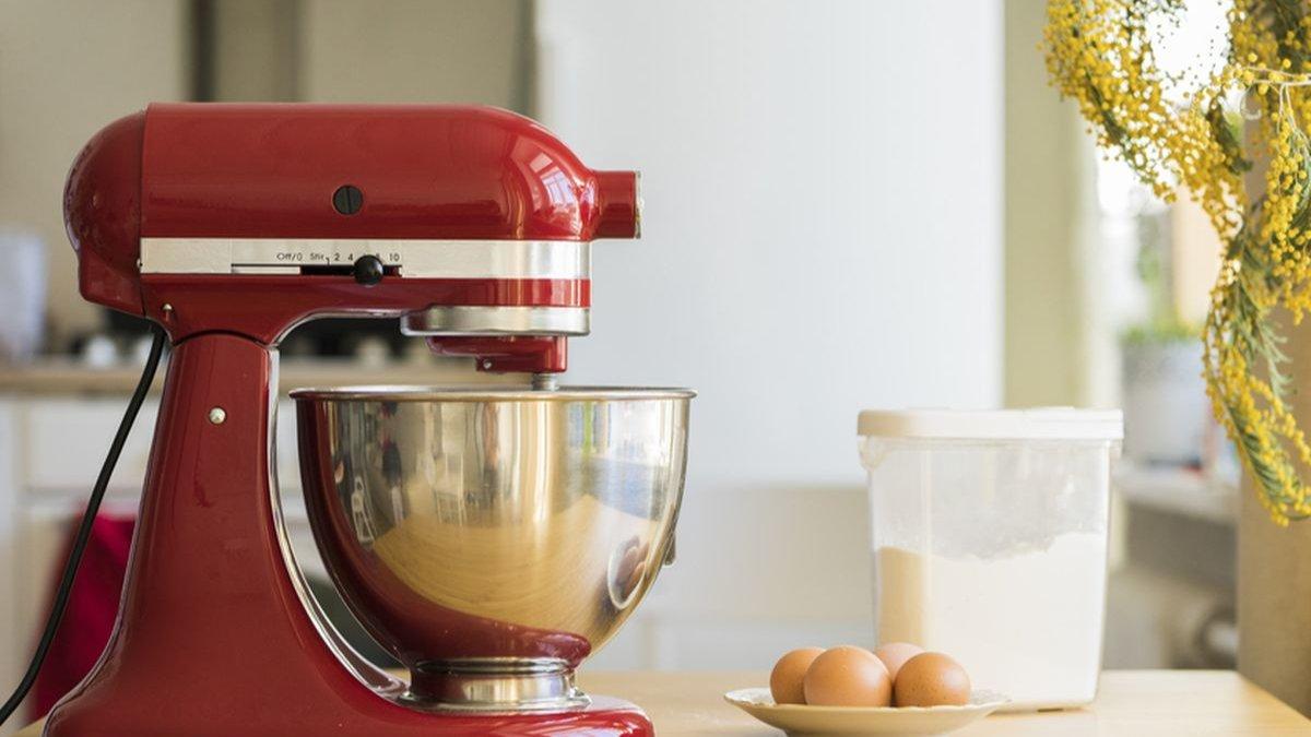 Ilustrasi penggunaan stand mixer untuk mengaduk bahan.