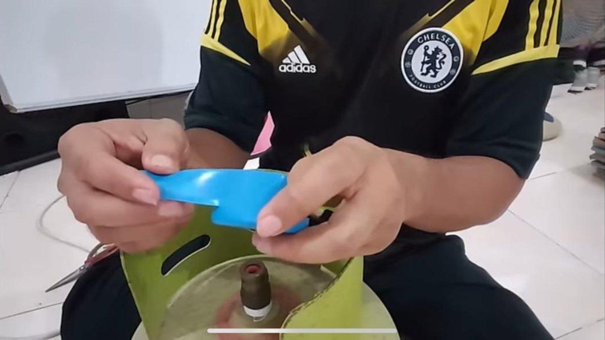 Ilustrasi penggunaan tutup bekas galon untuk mengatasi tabung tidak keluar gas.