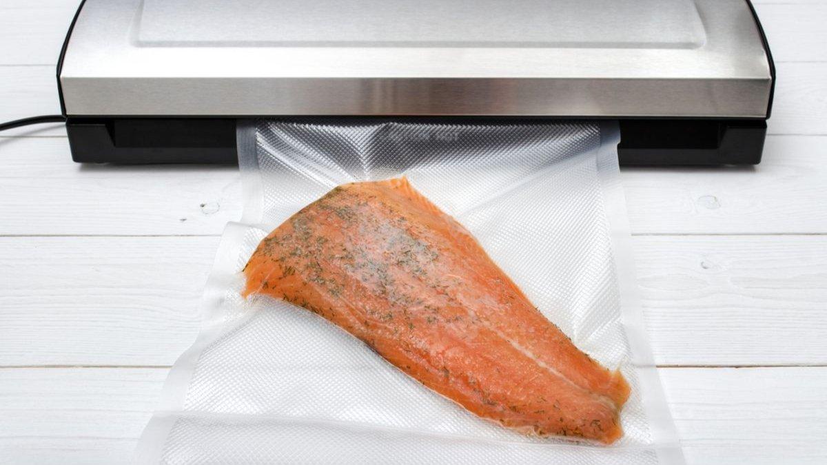 Ilustrasi penggunaan vacuum sealer untuk mengemas makanan.