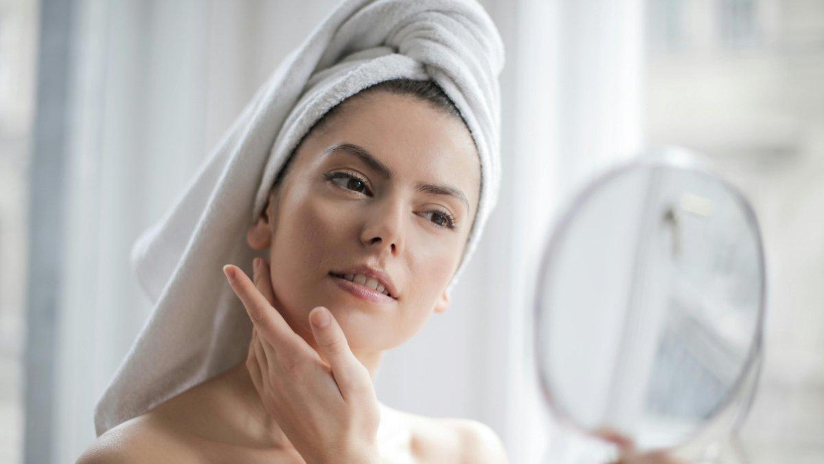 Ilustrasi perempuan memakai skincare yang terserap sempurna di kulit.